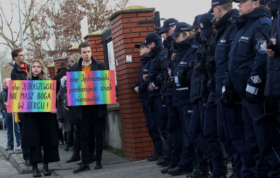 Abp Marek Jędraszewski w Warszawie oraz demonstrujący jego przeciwnicy