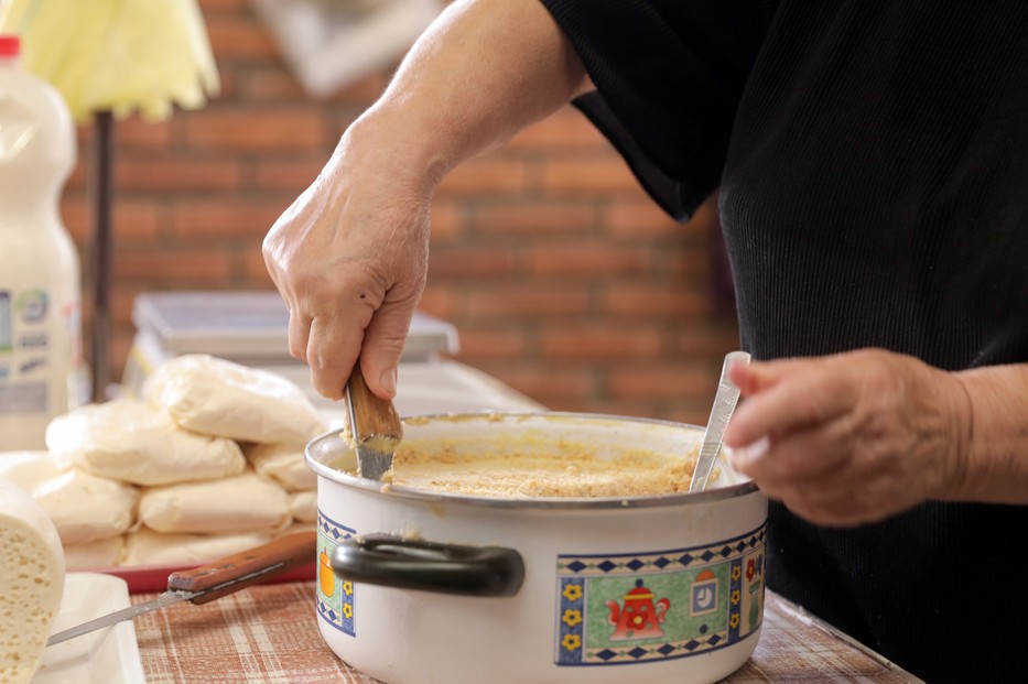 Reggelire, kolbásszal és kenyérrel, vagy csak önmagában fogyasztva, igazi hagyományos kanizsai étel a vajalja