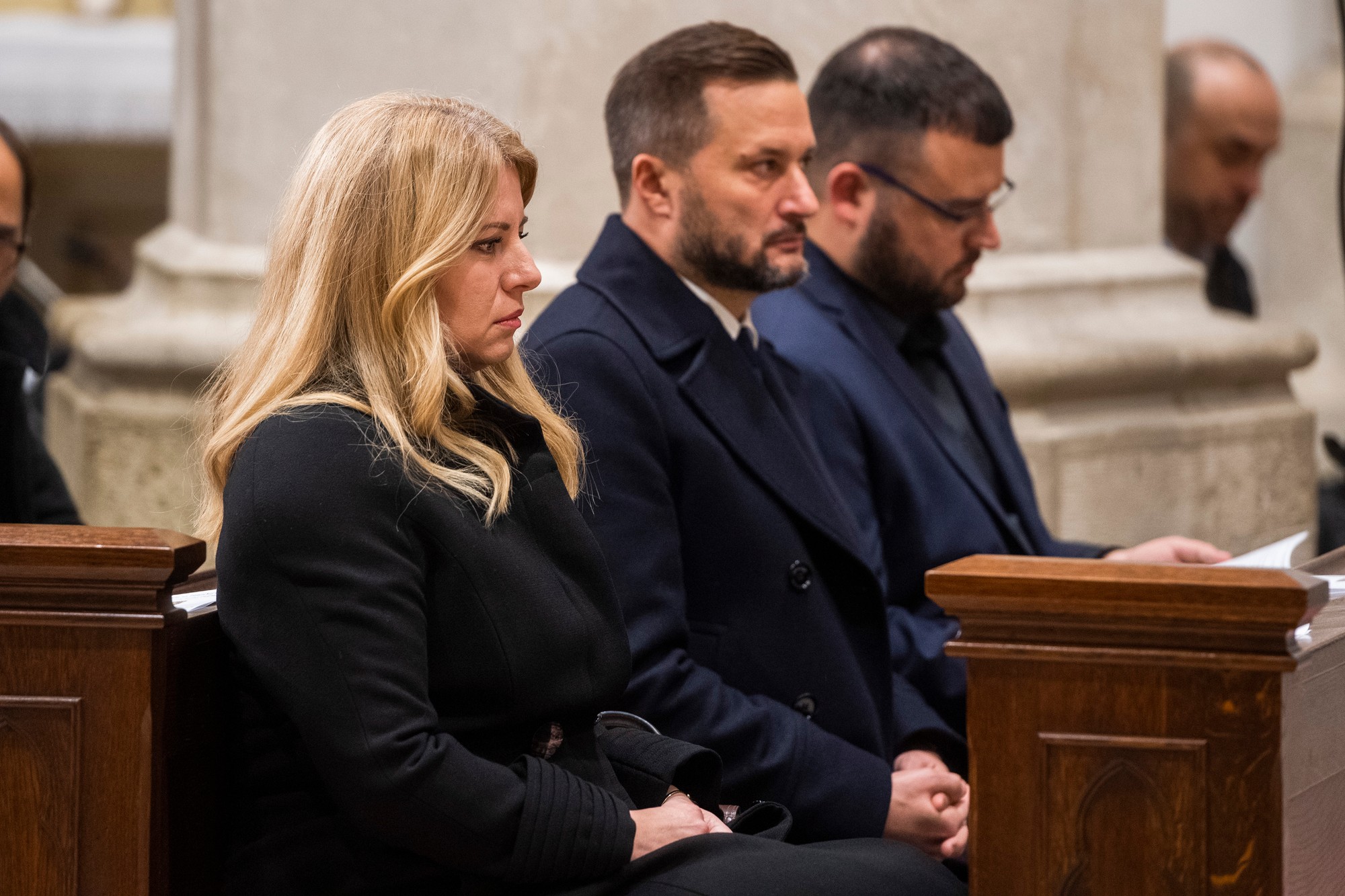 Prezidentka Zuzana Čaputová a premiér Eduard Heger (OĽANO) sa vo štvrtok večer zúčastnili na svätej omši za obete tragédie na Zámockej ulici v Bratislave.