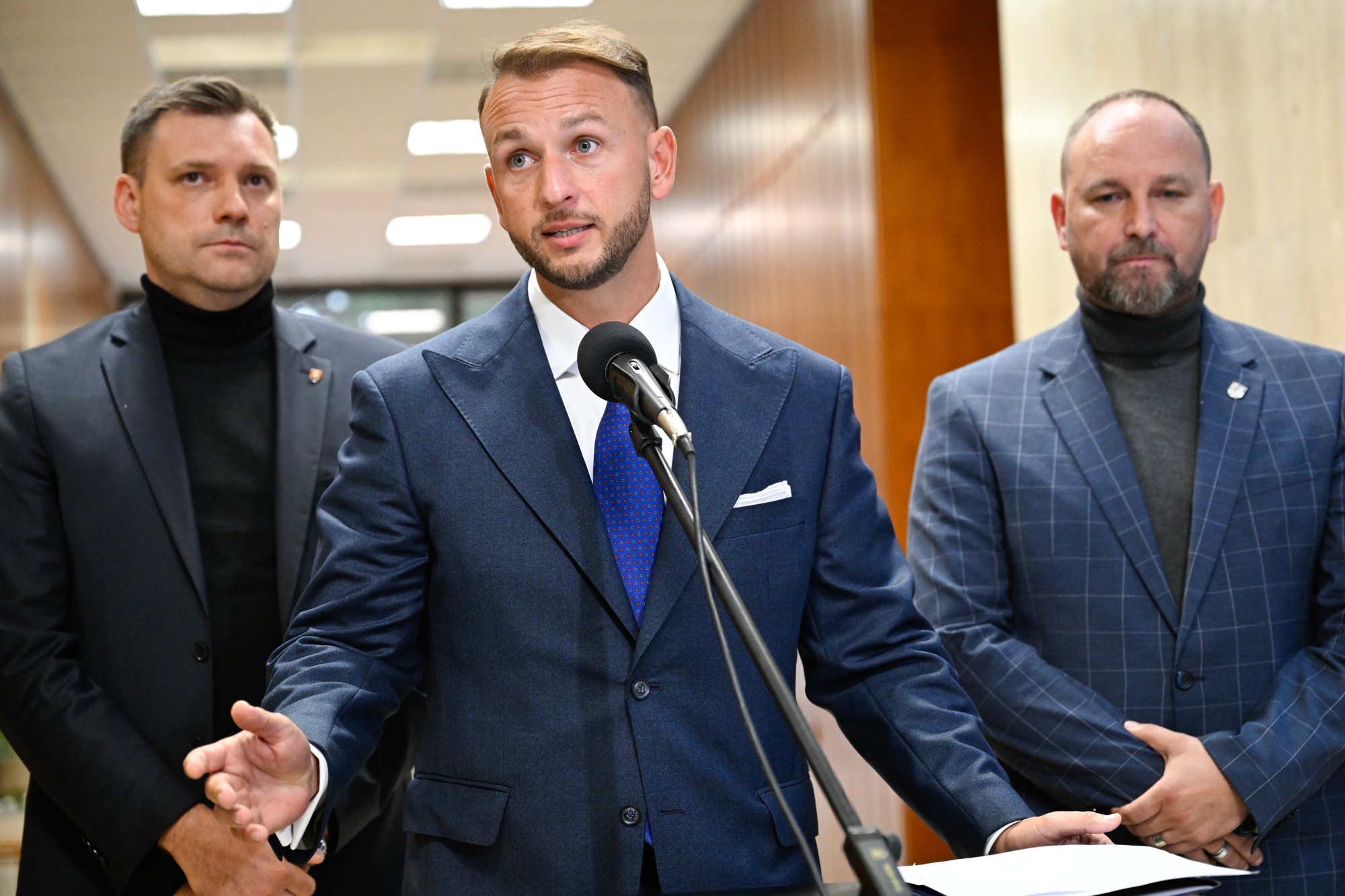 Minister vnútra SR Matúš Šutaj Eštok (HLAS-SD), podpredseda vlády a minister životného prostredia SR Tomáš Taraba (nominant SNS) a predseda Trnavského samosprávneho kraja Jozef Viskupič