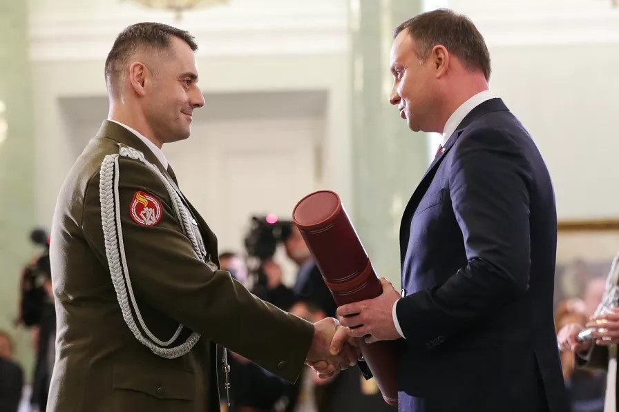 Gen. Robert Jędrychowski odbiera nominację generalską z rąk prezydenta Andrzeja Dudy w 2016 r.