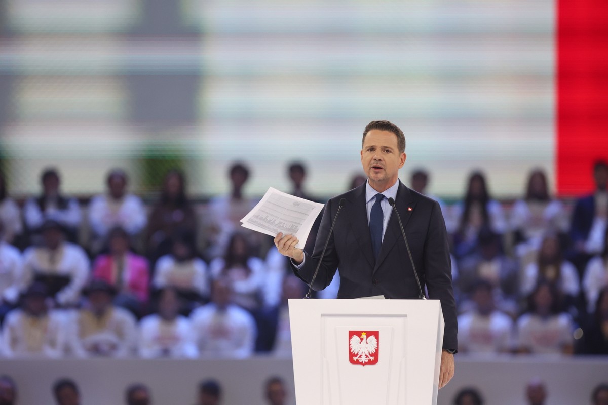 Gliwice, 07.12.2024. Kandydat Koalicji Obywatelskiej w wyborach na prezydenta RP Rafał Trzaskowski (C) podczas konwencji, inaugurującej jego prekampanię wyborczą w PreZero Arenie w Gliwicach