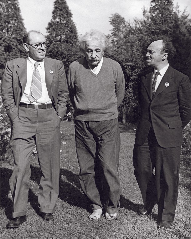 Poeta Icyk Fefer, Albert Einstein i Solomon Michoels podczas spotkania przed obradami Żydowskiego Komitetu Antyfaszystowskiego w Nowym Jorku, lipiec 1943 r.