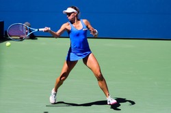 Szybki awans Linette do w ćwierćfinału turnieju w Tiencinie. Mecz zakończył się po czterech gemach