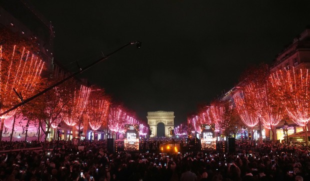 Okićena Jelisejska polja u Parizu