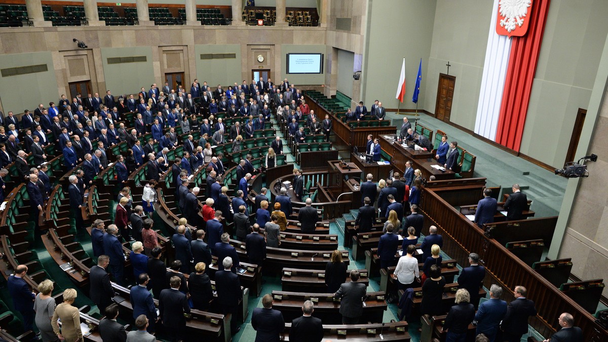 Nowoczesna złożyła wniosek o odroczenie posiedzenie Sejmu i ponowne prace w sejmowej komisji sprawiedliwości ws. wyboru nowych sędziów Trybunału Konstytucyjnego. Z kolei Platforma Obywatelska domaga się zamknięcia posiedzenia.