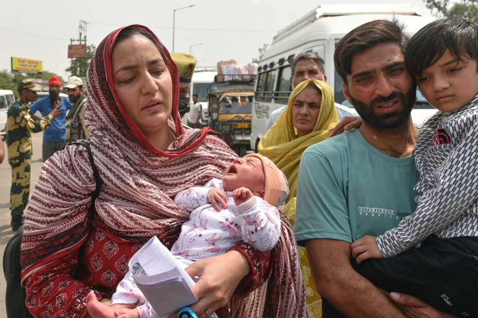 Sara Kan, pakistanske nacionalnosti, odlučila je da ode u Pakistan bez svog supruga, koji je indijski državljanin, nakon odluke Nju Delhija da Pakistanci napuste zemlju 