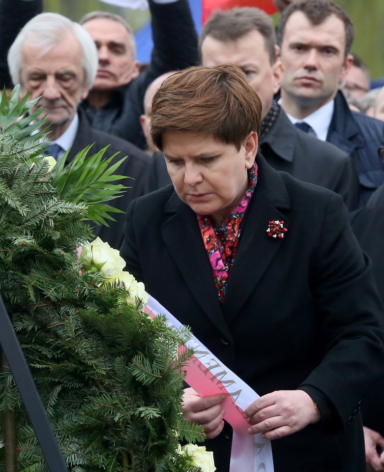  Premier Beata Szydło i wicemarszałek Sejmu Ryszard Terlecki, podczas uroczystości przed pomnikiem ofiar na Cmentarzu Wojskowym na warszawskich Powązkach