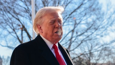 prezydent usa pokazał środkowy palec pracownikowi fabryki. jest nagran