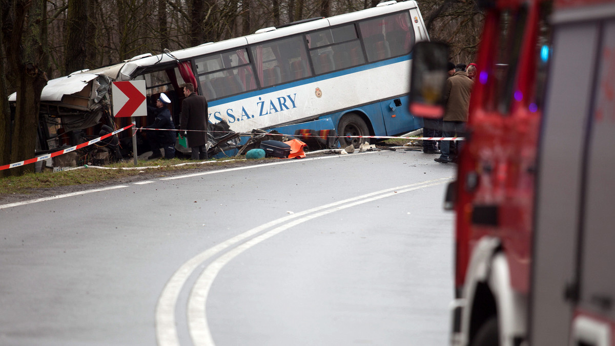 Przywrócono ruch na drodze nr 27 niedaleko Świdnicy (Lubuskie), na której w czwartek rano doszło do wypadku z udziałem autobusu PKS i cysterny; w wyniku zderzenia zginęły dwie osoby - poinformowała rzecznik zielonogórskiej policji Małgorzata Stanisławska.