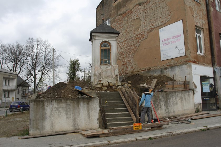 Szkielety pod kapliczką