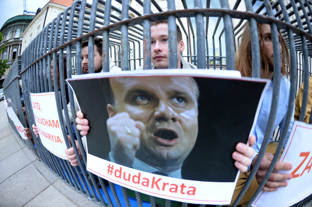 Działacze młodzieżówki PO w klatkach przed Pałacem Prezydenckim w Warszawie, PAP/Jacek Turczyk