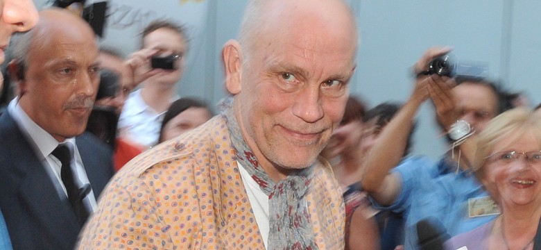 John Malkovich zajada się polskimi krówkami