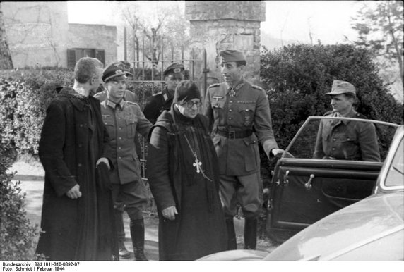 17 lutego 1944 r. Opat Gregorio Diamare zostaje ewakuowany przez Niemców z klasztoru (fot. Bundesarchiv, Bild 101I-310-0892-07 / Schmidt / CC-BY-SA 3.0).