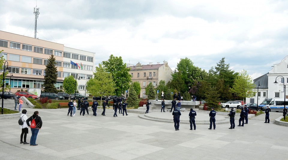 Po zakończeniu ceremonii pogrzebowej część żałobników przeszła pod piaseczyński urząd miejski, by zapalić znicze i zaprotestować przeciwko bierności policji