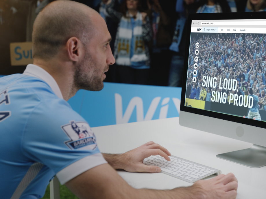 Pablo Zabaleta designs a website in the Wix.com and Manchester City co-promotion video.