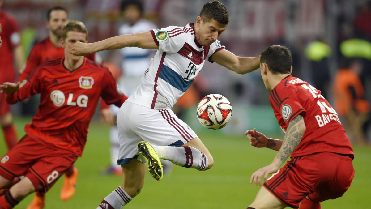 Piłkarze Bayernu Monachium po serii rzutów karnych pokonali Bayer Leverkusen na ich stadionie 5:3. Dzięki wygranej podopieczni Pepa Guardioli awansowali do półfinału Pucharu Niemiec i są na dobrej drodze do ich czwartego z rzędu finału. W regulaminowym czasie gry sędzia nie uznał prawidłowo zdobytej bramki przez Roberta Lewandowskiego.