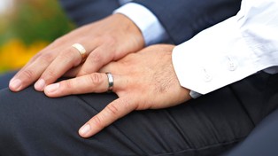 Koniec tradycyjnych małżeństw. Rząd wprowadza nową instytucję prawną – umowy o wspólnym pożyciu. Co istotne, będą mogły ją zawrzeć również osoby tej samej płci