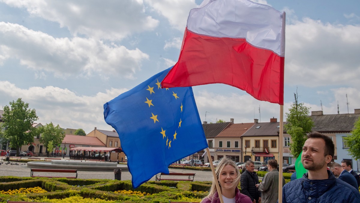 Dzień Flagi ustanowiony został w 2004 roku. - Polska flaga ma swoją moc jednoczącą i budującą wspólnotę; ta tradycja ma szczególne znaczenie poza granicami kraju, gdzie w ostatnich stuleciach wyjechało tak wielu naszych rodaków - mówił prezydent w czasie uroczystości przed Belwederem.