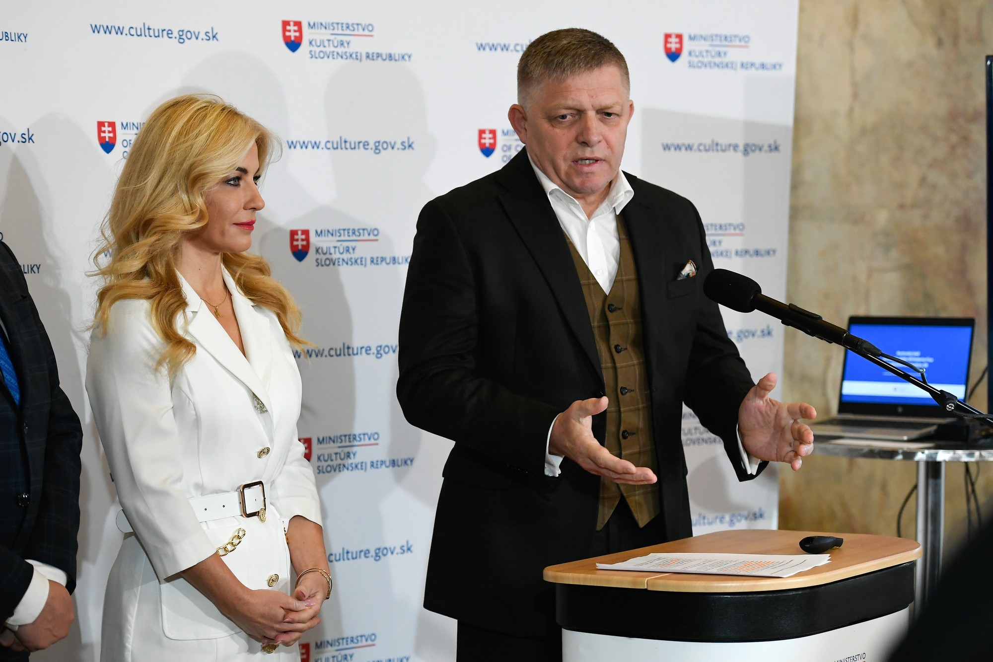 Ministerka kultúry Martina Šimkovičová a predseda vlády Robert Fico.