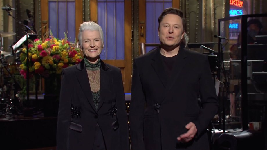 Elon Musk z mamą Maye Musk w programie Saturday Night Live