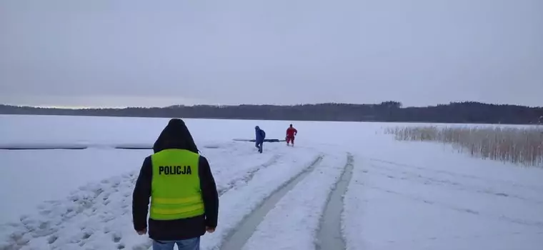 Wjechał autem na zamarznięte jezioro - i tyle go widzieli