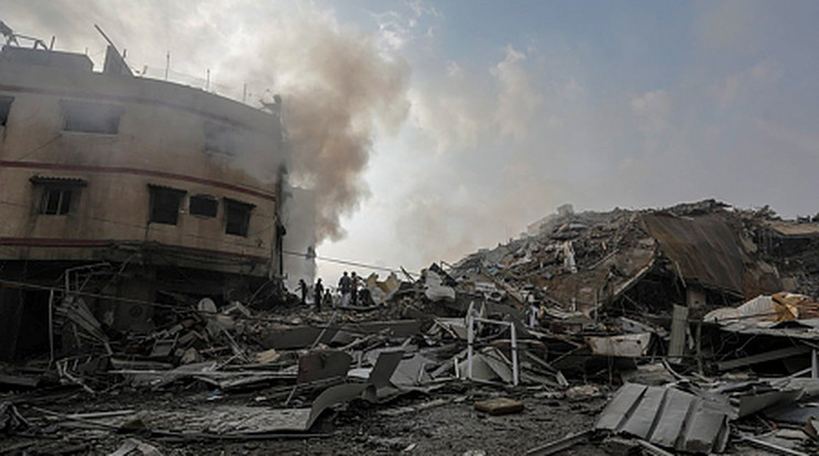 Palesztinok nézik az izraeli légicsapásokban lerombolt házaikat Gáza városában 2023. október 8-án/Fotó: MTI/EPA/Mohamed Szaber