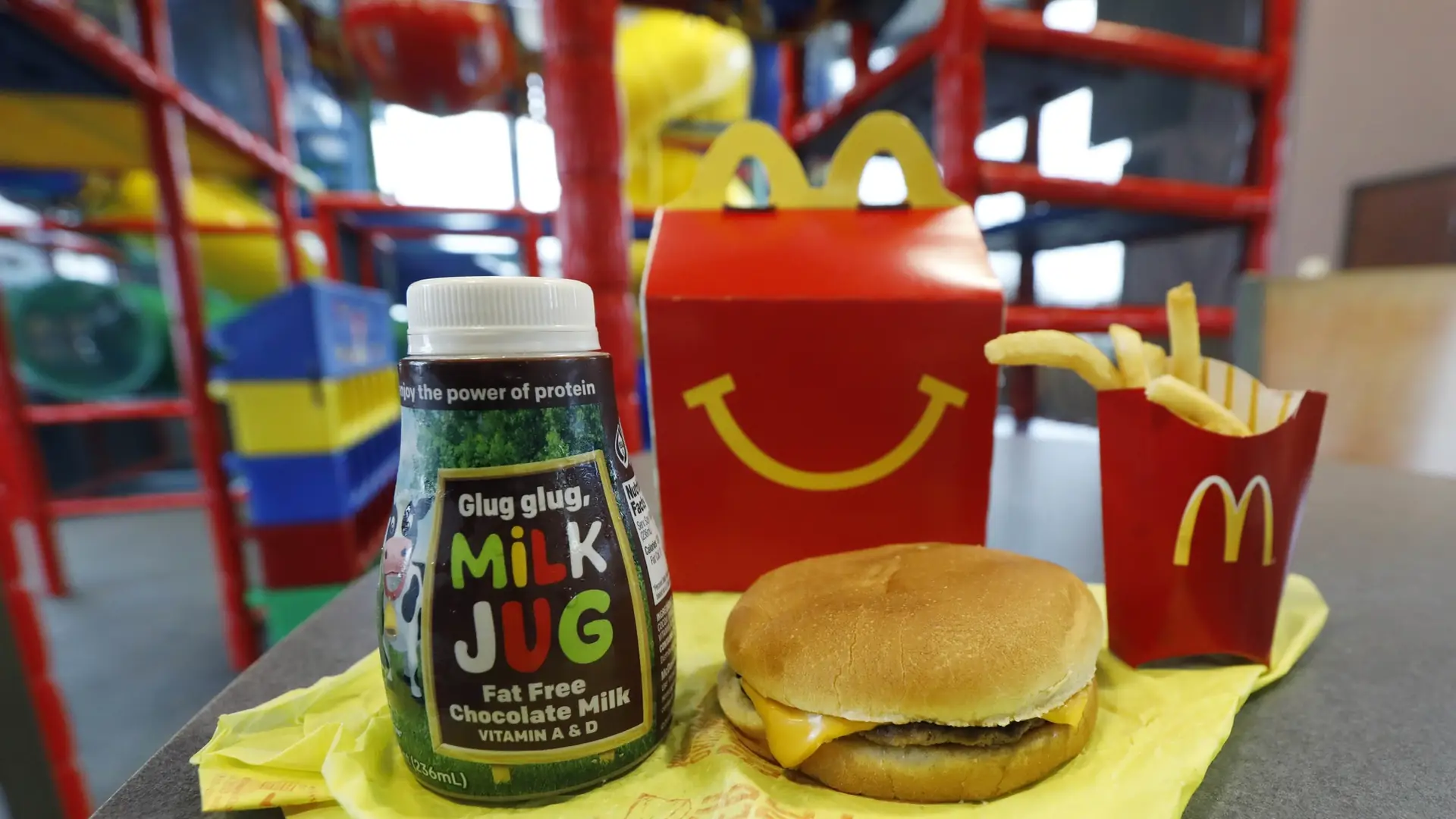 McDonald’s stawia na owoce i warzywa. Cheesburger w Happy Meal będzie dostępny na życzenie