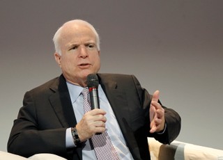 Szef Pentagonu broni wycofania wojsk z Iraku, ściera się z McCainem