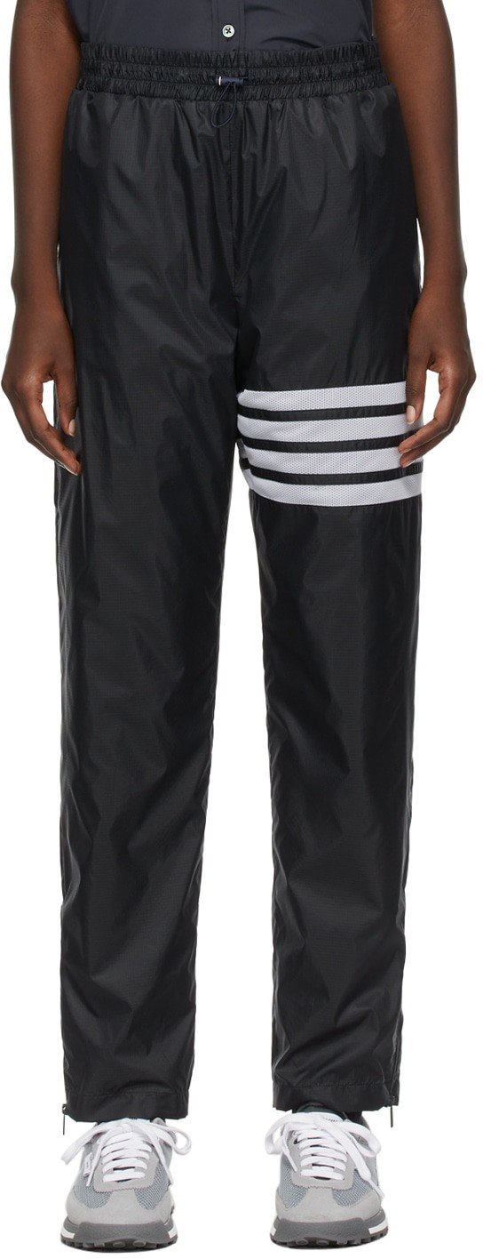Pantalon de training avec quatre bandes sur une jambe de Thom Browne, environ 490 francs, via SSENSE.