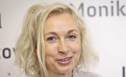 Gretkowska nie będzie już komentować polityki. „Chcę jak polscy pisarze, pisarki złocić własny pępek”