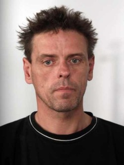 Wiesz, gdzie jest ten mężczyzna? Powiadom policję!