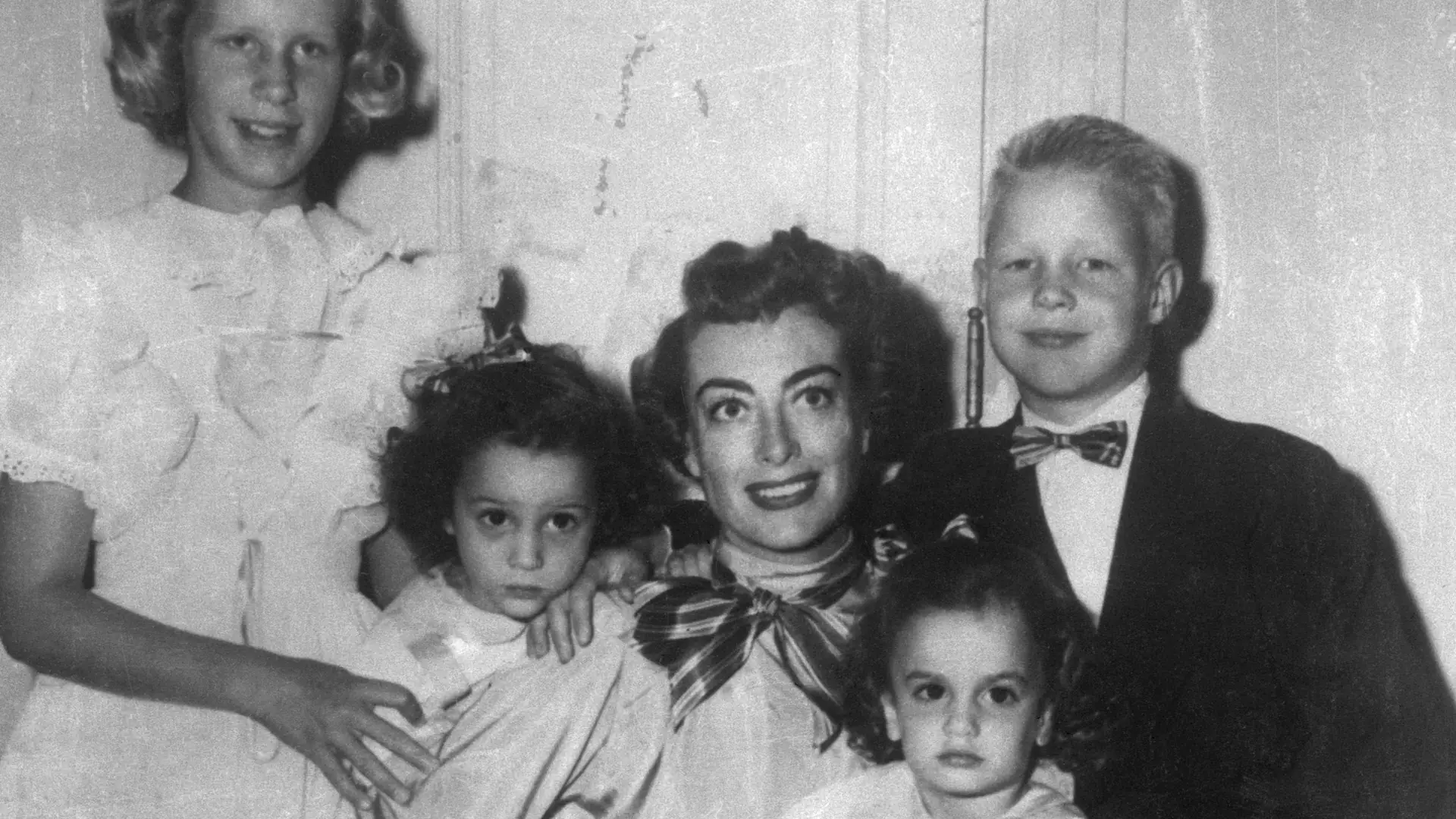 Joan Crawford miała znęcać się nad adoptowanymi dziećmi. Jej córka nigdy jej nie wybaczyła