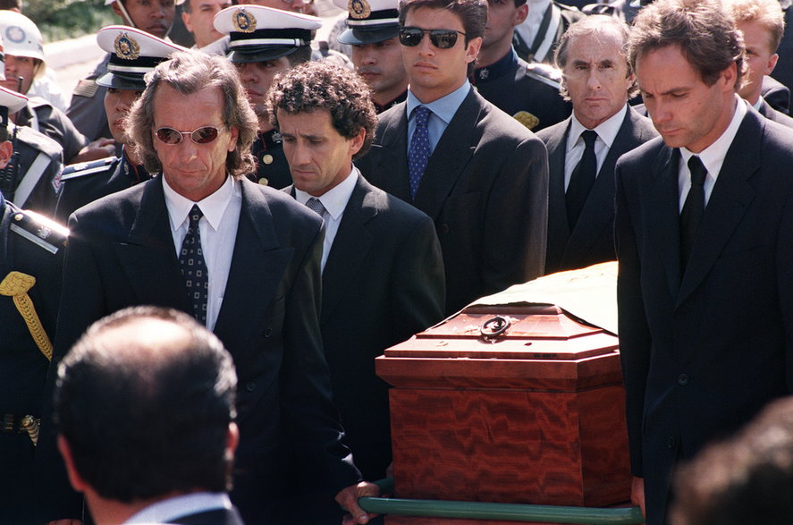 Śmierć Brazylijczyka wstrząsnęła światem. Trumnę z jego ciałem nieśli jego rywale z toru, w tym ten największy, Alain Prost.