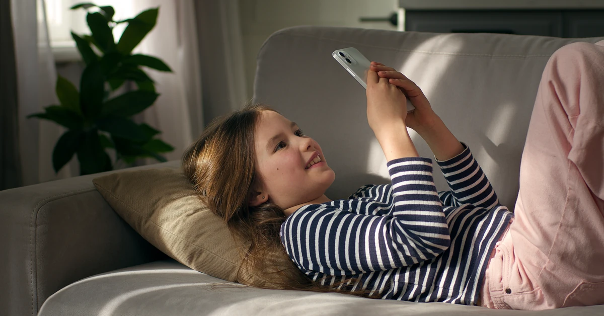 Dziecko z nosem "w telefonie" gorzej się rozwija. Czy jest bezpieczna dawka? [ROZMOWA]