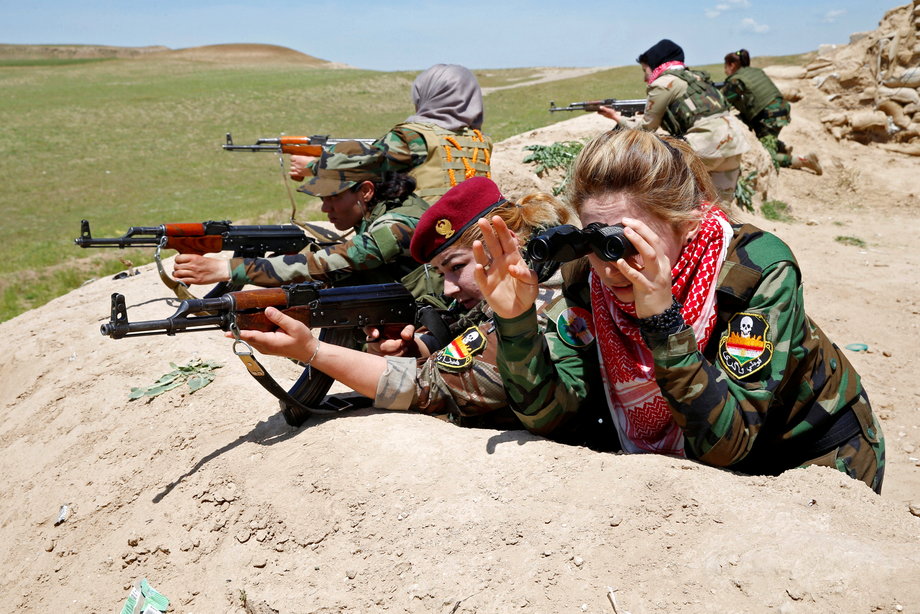 Iraqi Kurdish female fighter Haseba Nauzad (2nd R), 24, and Yazidi female fighter Asema Dahir (3rd R), 21, aim their weapon during a deployment near the frontline of the fight against Islamic State militants in Nawaran near Mosul, Iraq, April 20, 2016.