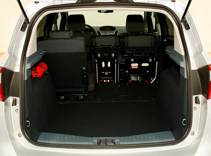 Z czym wam się kojarzą kompaktowe minivany, bo nam z nadmuchanymi autami segmentu C, które są mniej poręczne w mieście i wolniejsze na zakrętach. Po przejażdżce najnowszym fordem c-max diametralnie zmieniamy naszą opinię...