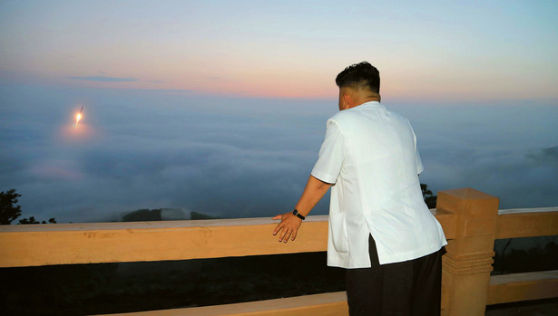 Kim Dzong Un ogląda start pocisku rakietowego, lipiec 2014 r.