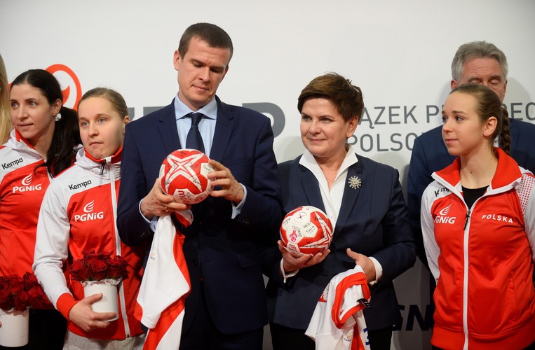 Premier Beata Szydło powitała polskie piłkarki ręczne na lotnisku Okęcie
