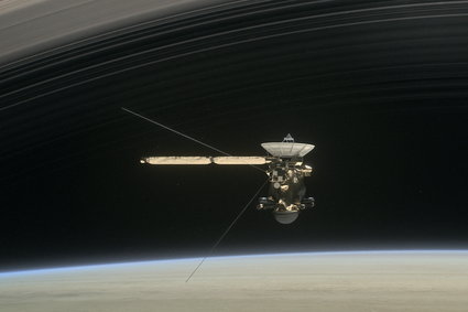 Sonda Cassini była najbliżej Saturna w historii. Oto czego dowiedzieliśmy się z jej przelotów