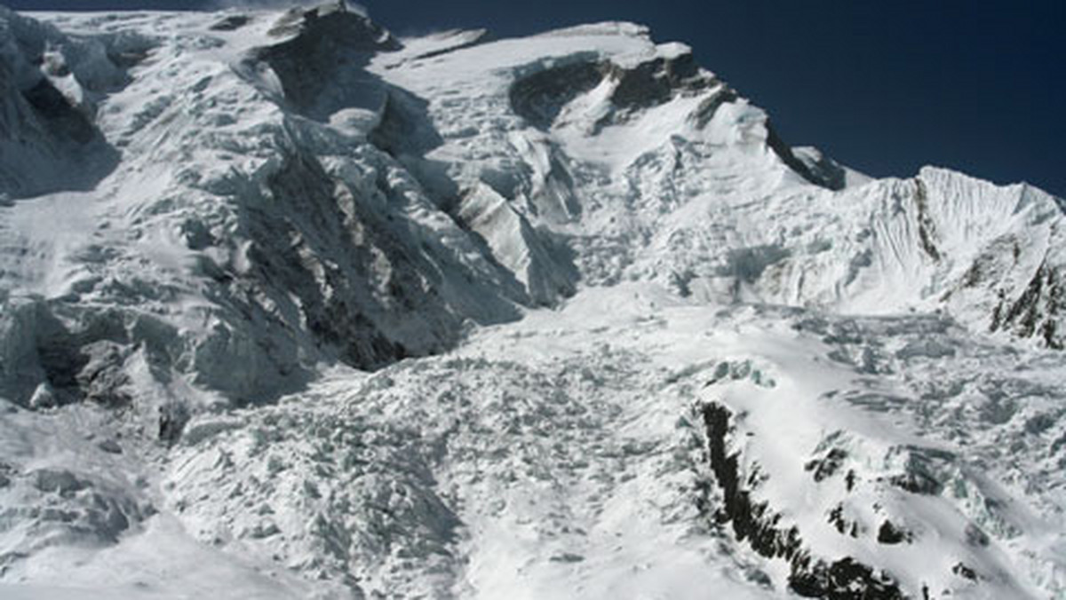 Pochodzący z Majorki Tolo Calafat pozostał na zawsze na zboczu Annapurny na wysokości ok. 7600 m. Hiszpański alpinista po zdobyciu szczytu (8091 m), w trakcie schodzenia, doznał obrzęku mózgu. Zmarł po spędzeniu dwóch nocy bez namiotu i ciepłego ubrania.