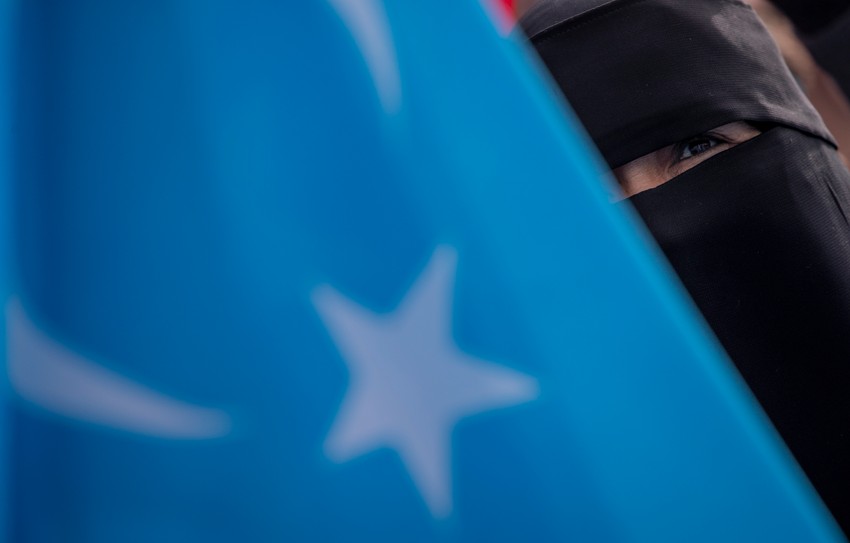 Zastave Istočnog Turkestana na protestu protiv Kine u Istanbulu 2018.