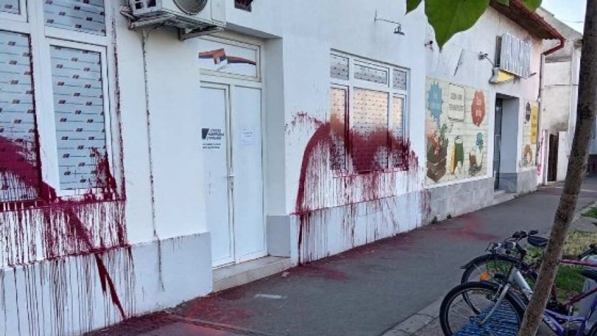 Vandalizovane prostorije SNS u Dobanovcima