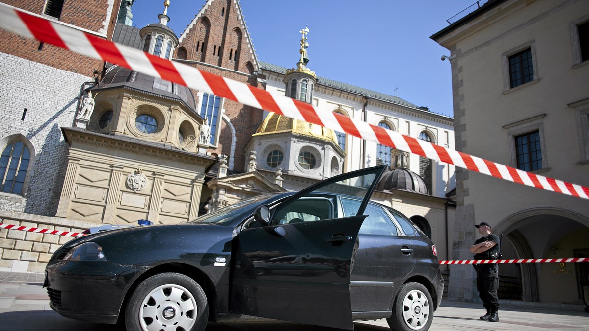 Mieszkaniec Krakowa, który na Wawelu zaatakował dzisiaj rano siekierą wycieczkę prowadzoną przez księdza, trafił do policyjnego aresztu - dowiedział się Onet.