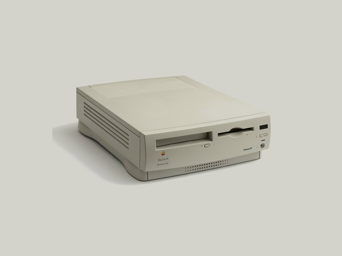 <b>Macintosh Performa 6300 (1995)</b>
<br><br>
Jak sama nazwa wskazuje, seria Performa to przede wszystkim szybkość i jakość. Model 6300 dysponował procesorem 120 MHz oraz 16MB pamięci operacyjnej. Komputer ten był bezpośrednim prekursorem słynnej serii G3.
