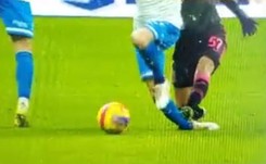 Brutalny faul na Szymańskim. Boli od samego patrzenia [WIDEO]