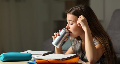 "Lżejsze energetyki" już w sklepach. "To jak podawanie dziecku czekoladek z alkoholem"