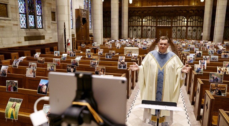 Online tart élőben misét Brian X. Needles atya New Jerseyben, a koronavírus-járvány idején