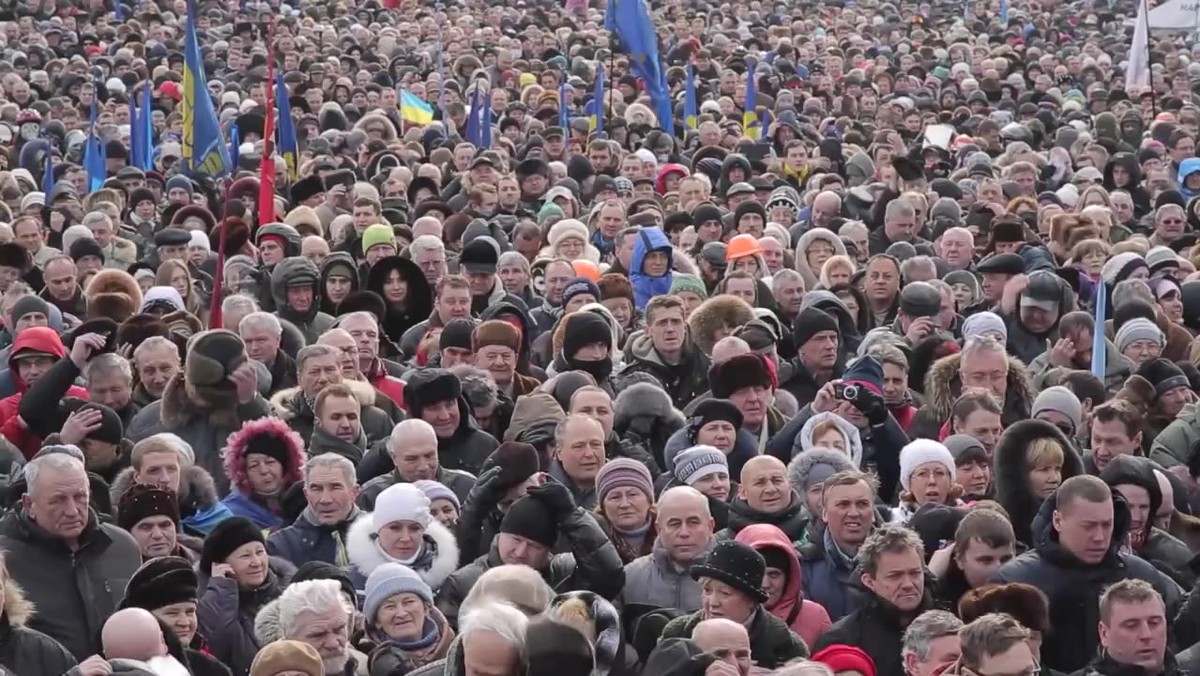 W pierwszą rocznicę Euromajdanu – masowych protestów na Ukrainie, na ekrany kin trafia dokument "Majdan. Rewolucja godności" Siergieja Łoźnicy. To nagi, pozbawiony telewizyjnej mitologii materiał, stanowiący skrupulatny zapis wydarzeń, które doprowadziły do obalenia ukraińskiego rządu.