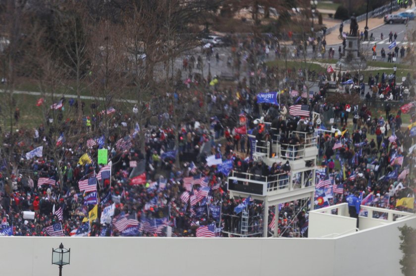 Zwolennicy Trumpa wtargnęli do Kapitolu. Kongres przerwał obrady, wiceprezydent USA ewakuowany